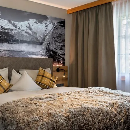 Arcade & Saas Fee
