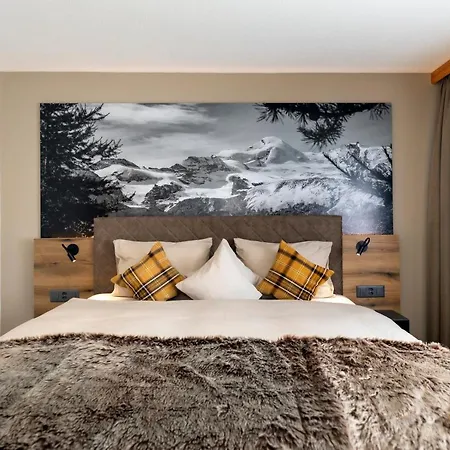 Arcade & Saas Fee